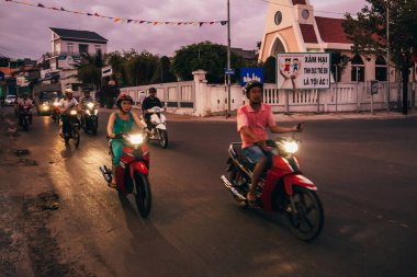 MUI Ne, Vietnam - Mart 2017 yaklaşık: Birçok Asyalılar motosiklet yolda akşam ride