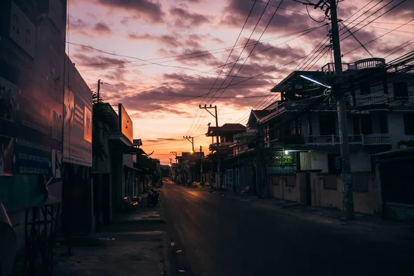 Mui ne, Vietnam - ca. März 2017: Straße in der Stadt am Abend — Stockfoto