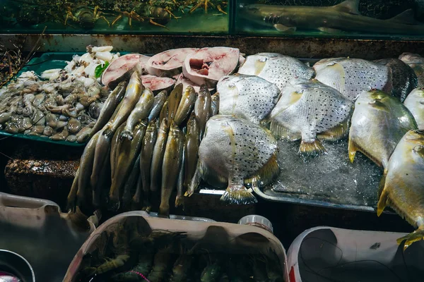 Contador com frutos do mar congelados frescos. Peixes, lulas, lagostas e camarões — Fotografia de Stock