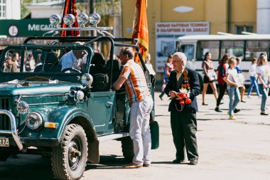 Vichuga, Rusya - 9 Mayıs 2016: Gaziler araba ölümsüz alayın Mart ve 9 Mayıs zafer günü geçit. Rusya