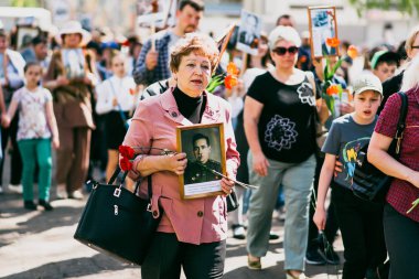 Vichuga, Rusya - 9 Mayıs 2016: Ölümsüz alayın - insanlar onların yakınları, İkinci Dünya Savaşı, zafer günü geçit töreni katılan portreleri ile