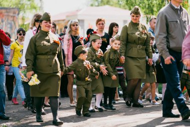 Vichuga, Rusya - 9 Mayıs 2016: İkinci Dünya Savaşı zaferle onuruna geçit töreninde üniformalı çocuk. Ölümsüz alayın, Rusya Federasyonu