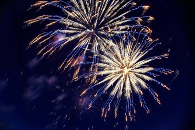 Gece gökyüzü üzerinde renkli havai fişek. Patlamalar piroteknik Festivali