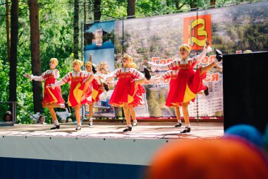 Vichuga, Rusya - 6 Haziran 2015: Rusya Vichuga şehir kutlama. Çocuk Ulusal kostümleri gerçekleştirmek