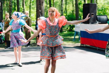 Vichuga, Rusya - 6 Haziran 2015: Rusya Vichuga şehir kutlama. Çocuk Ulusal kostümleri gerçekleştirmek