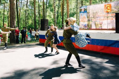 Vichuga, Rusya - 6 Haziran 2015: Rusya Vichuga şehir kutlama. Çocuk Ulusal kostümleri gerçekleştirmek