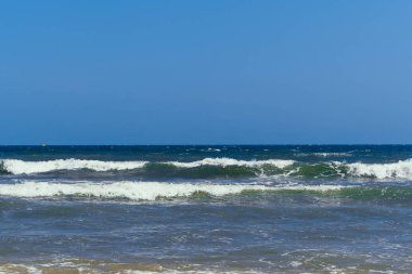 Deniz dalgaları karşı mavi gökyüzü ile