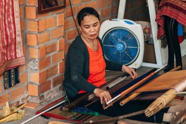 MUI Ne, Vietnam - 6 Mart 2017: İplik ipek için geleneksel dokuma tezgâhı adlı bir kadın dokumacı