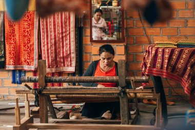 MUI Ne, Vietnam - 6 Mart 2017: Kadınlar dokumacılar ipek için geleneksel dokuma tezgahları çalışma