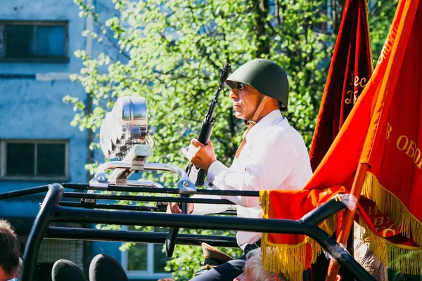 VICHUGA, RUSIA - 9 de mayo de 2016: Veteranos en coche en la marcha del regimiento inmortal y el desfile del 9 de mayo en el Día de la Victoria. Rusia —  Fotos de Stock