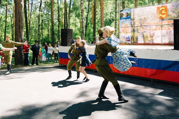 Vichuga, Rusya - 6 Haziran 2015: Rusya Vichuga şehir kutlama. Çocuk Ulusal kostümleri gerçekleştirmek