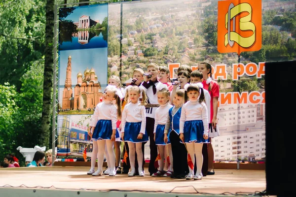 ヴィチュガ, ロシア連邦 - 2015 年 6 月 6 日: ロシアのヴィチュガ都市の祭典。子供たちが民族衣装で実行します。 — ストック写真