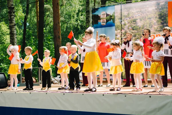 VICHUGA, RUSSIA - JUNE 6, 2015: The celebration of the City of Vichuga in Russia. Children perform in national costumes — Stock Photo, Image