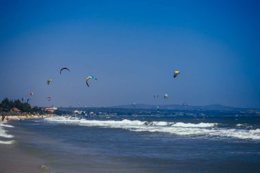 MUI Ne, Vietnam - 4 Şubat 2017: Kitesurfing sahilde denizin dalgaları üzerinde