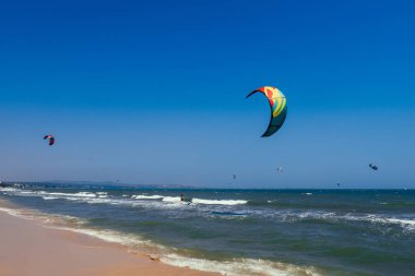 MUI Ne, Vietnam - 4 Şubat 2017: Kitesurfing sahilde denizin dalgaları üzerinde