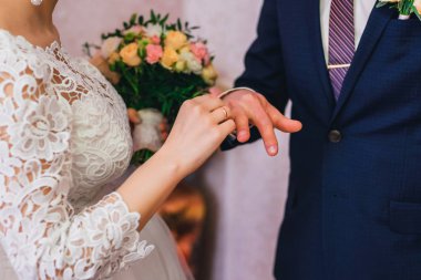 gelin düğün töreninde mamülleri parmağındaki altın bir yüzük takıyor