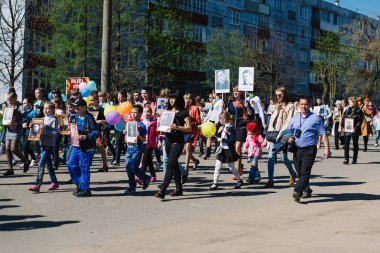 Vichuga, Rusya - 9 Mayıs 2015: Ölümsüz alayın - insanlar onların yakınları, İkinci Dünya Savaşı, zafer günü geçit töreni katılan portreleri ile