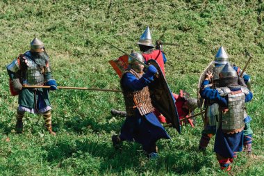 LUH, Rusya - 27 Ağustos 2016: Ortaçağ savaş zırh ve silah soğan Festivali'nde Şövalyeleri inşası