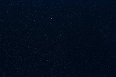 koyu mavi yıldızlı gece gökyüzü yıldızlara