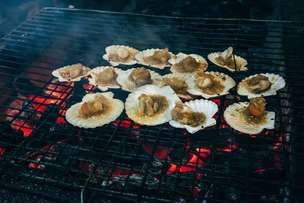 Oysters with sauce are fried on fire — Stock Photo, Image