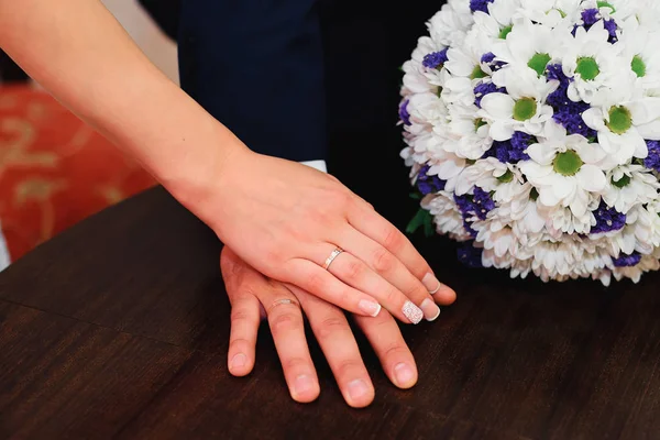 Händerna på bruden och brudgummen med ringar — Stockfoto