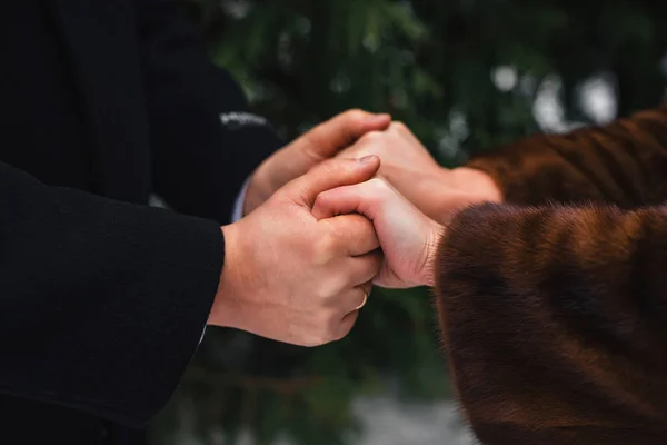 Miłości para trzymając się za ręce z obrączki — Zdjęcie stockowe