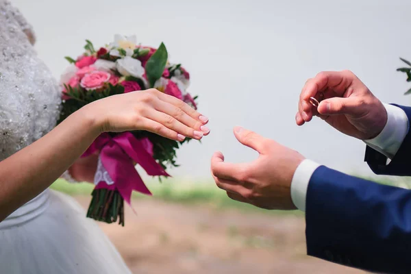 Γαμπρός βάζει το δαχτυλίδι γάμου χρυσό χέρι νύφες — Φωτογραφία Αρχείου