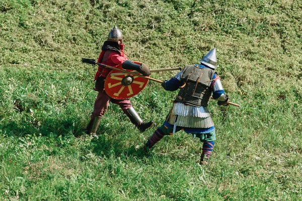 LUH, Ryssland - 27 augusti 2016: Återuppbyggnad av medeltida strid av riddare i rustning och vapen på festivalen av lök — Stockfoto