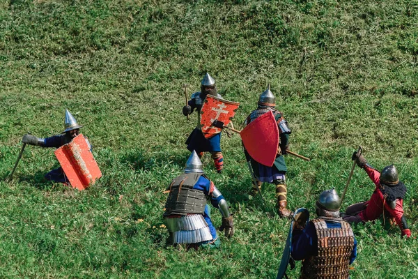 Luh, Rusland - 27 augustus 2016: Wederopbouw van middeleeuwse Slag van ridders in harnas en wapens op het festival van uien — Stockfoto