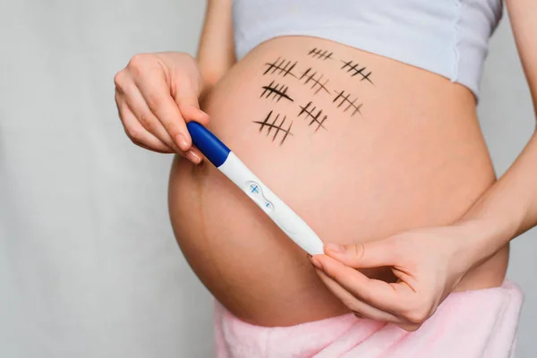 Fille enceinte tenant test de grossesse avec un résultat positif — Photo