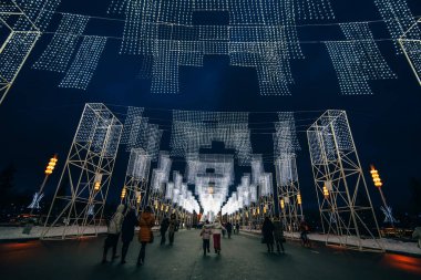 Moskova, Rusya - 25 Aralık 2016: VDKNh ana sokak yeni yıl, Moskova önceki gece Noel ışıkları ile dekore edilmiş