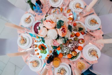 restoranda akşam yemeği için farklı gıda ile dekore edilmiş tablo