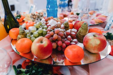 meyve tabağı sağlıklı vejetaryen yemek için yapılan elma, mandalina, üzüm, armut