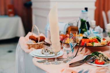 romantik gala yemeğine içecekler masaya restoranda gözlük ve gıda