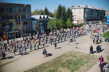 Vichuga, Rusya - 9 Mayıs 2015: Ölümsüz alayın - insanlar onların yakınları, İkinci Dünya Savaşı, zafer günü geçit töreni katılan portreleri ile