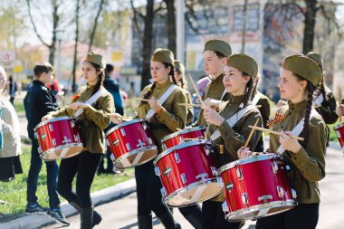 Vichuga, Rusya - 9 Mayıs 2015: Parade zafer İkinci Dünya Savaşı, Rusya'nın onuruna