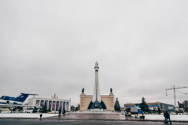 MOSCOW, RÚSSIA - DEZEMBRO 25, 2016: VDNH, Monumento ao foguete soviético Vostok em Moscou, VVC — Fotografia de Stock