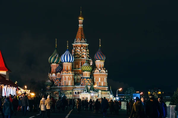MOSCÚ, RUSIA - 23 DE DICIEMBRE DE 2016: Catedral de San Basilio en la Plaza Roja, Moscú, Rusia — Foto de Stock