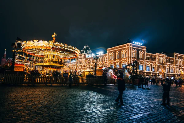 Moscow, Oroszország - 2016. December 23.: A turisták a Vörös téren Moszkvában, az új év előestéjén — Stock Fotó