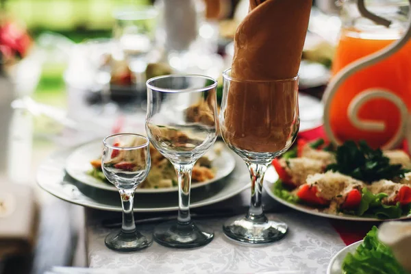 Drinks glasses and food on the table in the restaurant on the festive table — Stock Photo, Image