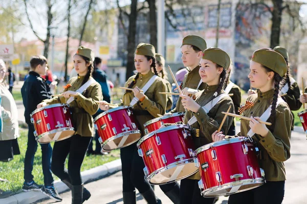 VICHUGA, RUSSIE - 9 MAI 2015 : Défilé en l'honneur de la victoire dans la Seconde Guerre mondiale, Russie — Photo