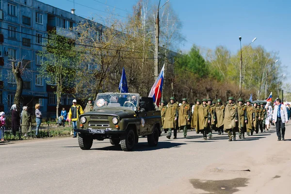 VICHUGA, RUSSIE - 9 MAI 2015 : Défilé en l'honneur de la victoire dans la Seconde Guerre mondiale, Russie — Photo