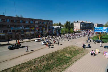 Vichuga, Rusya - 9 Mayıs 2015: Ölümsüz alayın - insanlar onların yakınları, İkinci Dünya Savaşı, zafer günü geçit töreni katılan portreleri ile