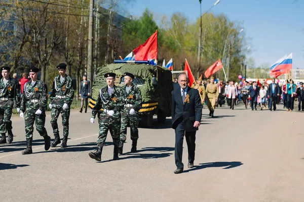 VICHUGA, RUSSIA - MAY 9, 2015: Parade in honor of victory in Second World War, Russia — Stock Photo, Image