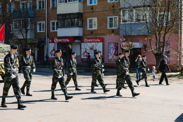 VICHUGA, RUSIA - 9 DE MAYO DE 2015: Desfile en honor a la victoria en la Segunda Guerra Mundial, Rusia — Foto de Stock