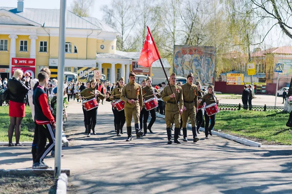 VICHUGA, RUSSIA - MAY 9, 2015: Parade in honor of victory in Second World War, Russia — Stock Photo, Image