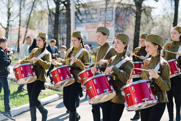 VICHUGA, RUSSIE - 9 MAI 2015 : Défilé en l'honneur de la victoire dans la Seconde Guerre mondiale, Russie — Photo