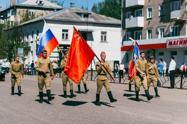 VICHUGA, RUSSIE - 9 MAI 2016 : Les enfants en uniforme au défilé en l'honneur de la Victoire de la Seconde Guerre mondiale. Régiment immortel, Russie — Photo