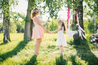 mutlu anne ve kızı yaz aylarında elele