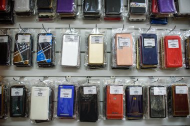 Vichuga, Rusya - 21 Nisan 2018: cep telefonu durumlarda bir perakende mağaza